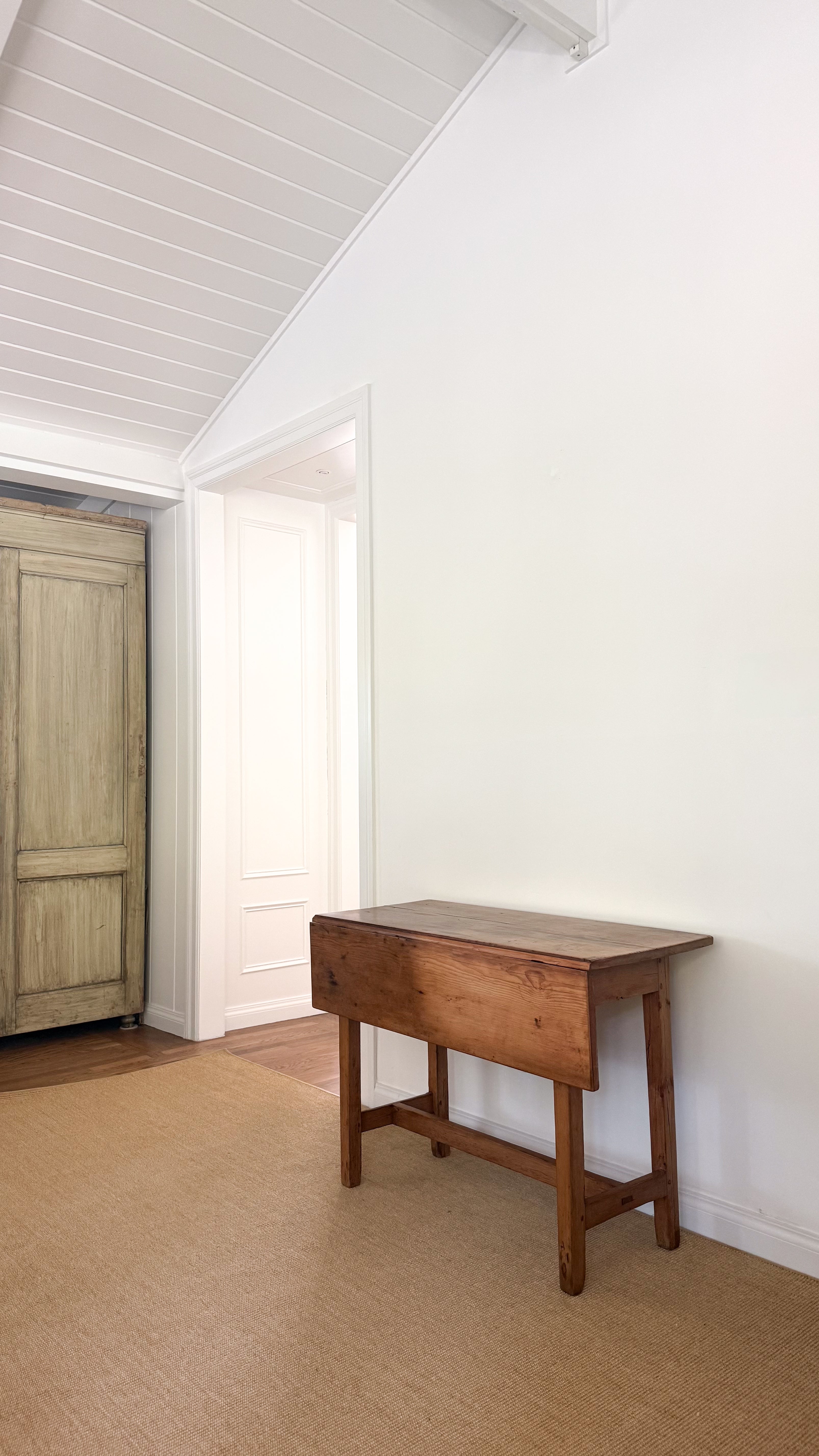 Antique American Single Drop-Leaf Table