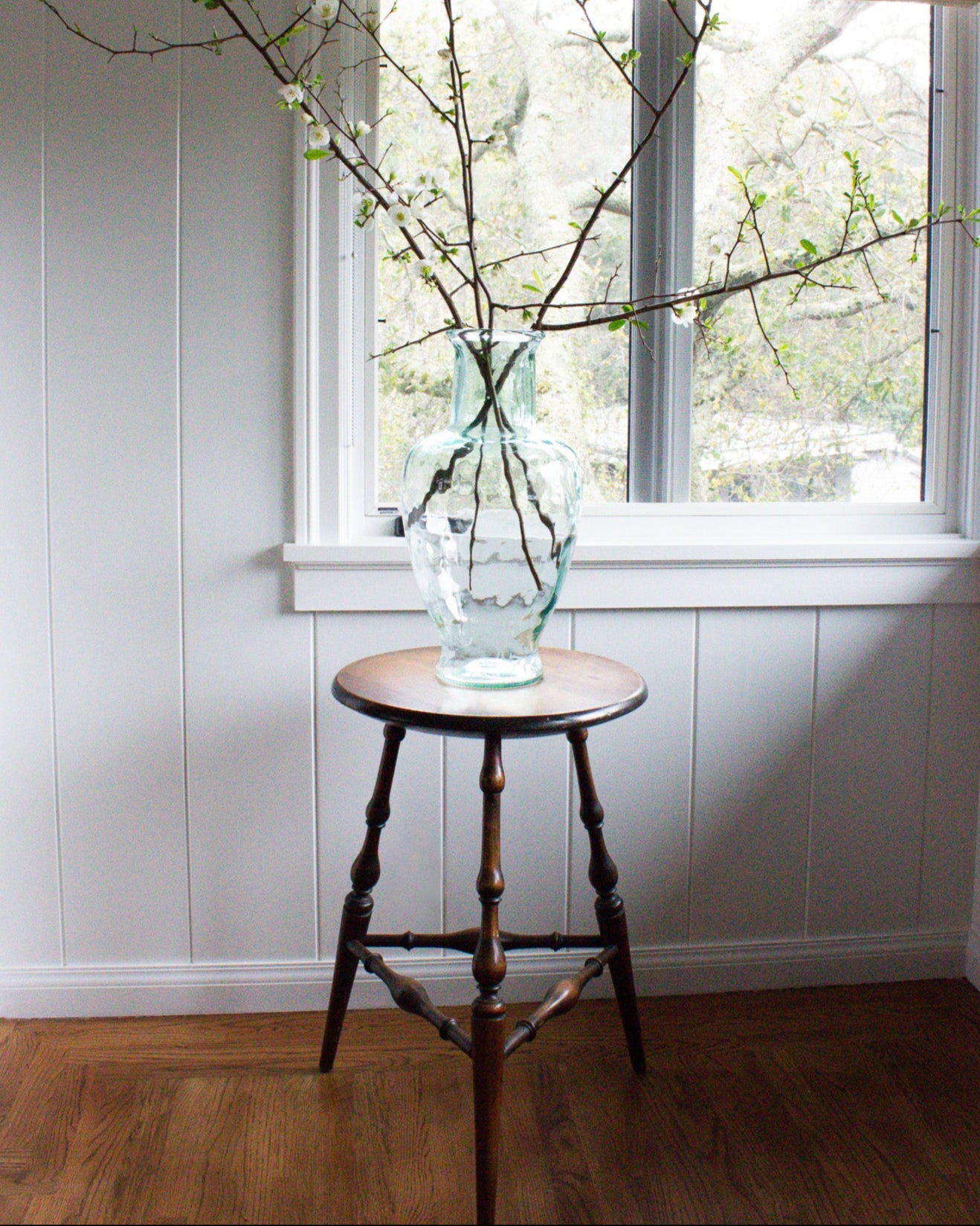 Antique Wallace Nutting Turned Leg Tripod Table